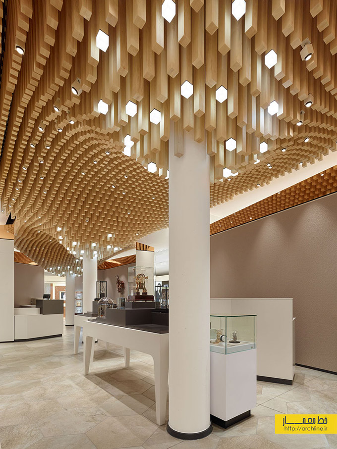 طراحی داخلی شوروم،طراحی سقف خلاقانه با چوب