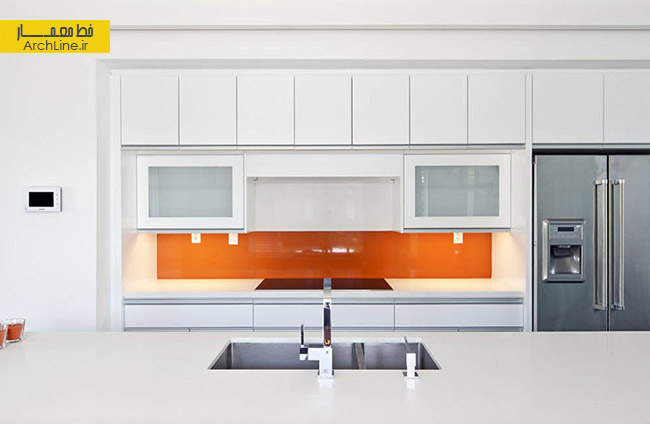 دکوراسیون آشپزخانه مدرن،شیشه رنگی بین کابینتی