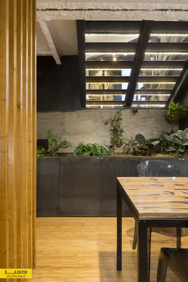 طراحی داخلی رستوران با استفاده از چوب و گیاهان طبیعی