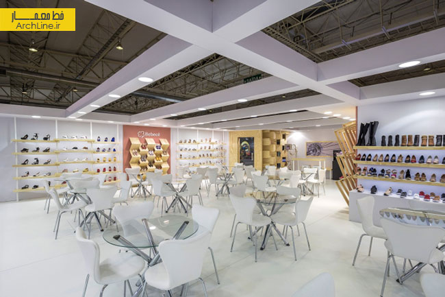 طراحی داخلی فروشگاه کفش، ایجاد حجم با چوب