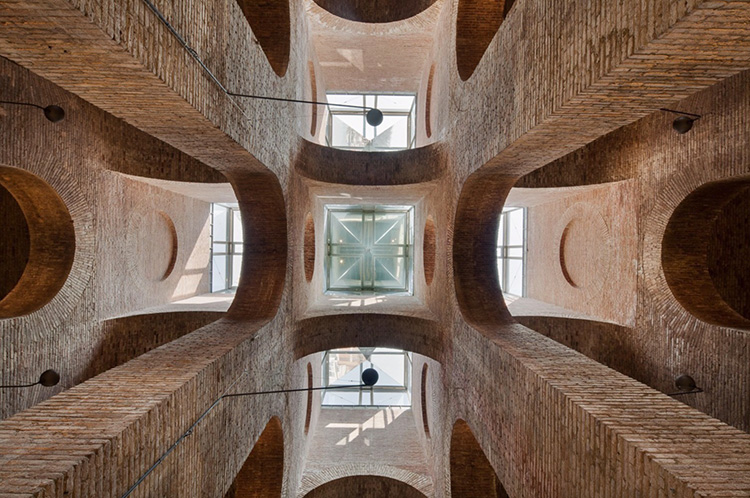 3-Barcelona_Architecture-Virginia_Duran-2-Dipo%CC%80sit_de_les_Aigu%CC%88es.jpg