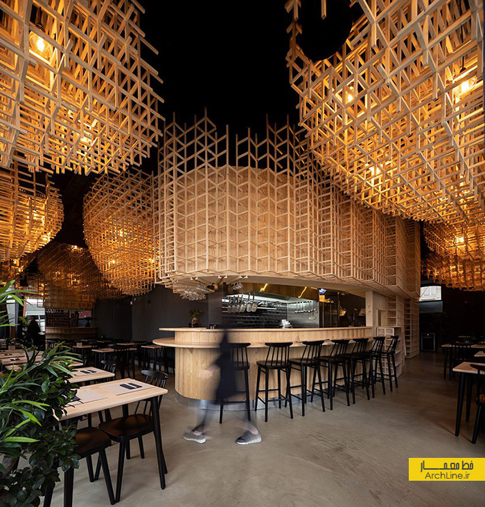 ساختار شبکه ای چوبی در طراحی داخلی رستوران