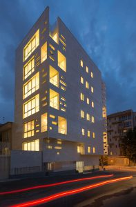 نورپردازی نمای ساختمان دو طبقه