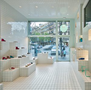 طراحی ویترین مغازه کفش بچه گانه