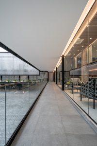 معماری کلینیک زیبایی و نمای شیشه ای