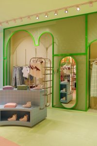 طراحی داخلی فروشگاه لباس برند منگو