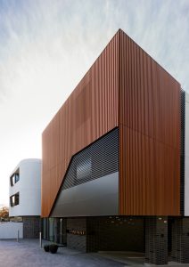 تلفیق چوب و شیشه در طراحی نمای ساختمان مسکونی