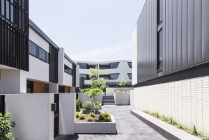 تلفیق چوب و شیشه در طراحی نمای ساختمان مسکونی