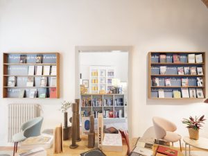 ترکیب سنت و مدرنیته در طراحی داخلی فروشگاه کتاب