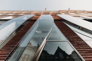 فرم و محتوا در نمای ساختمان شیشه ای