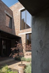 هندسه نامنظم سایت و اهمیت نور در معماری ساختمان مسکونی