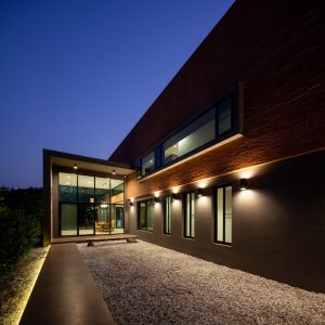 طراحی نمای مدرن ساختمان مسکونی با استفاده از آجر