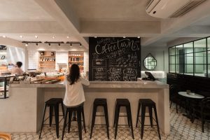 طراحی داخلی کافه با استفاده از سبک اپ آرت