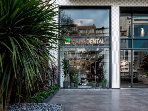 طراحی داخلی نمایشگاه دندانپزشکی مینیمال