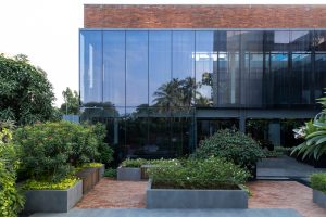 معماری دفتر اداری با پوشش بتن اکسپوز و روکش آجر اکسپوز