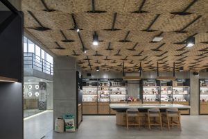 طراحی داخلی فروشگاه قهوه با استفاده از دیوارهای آجری