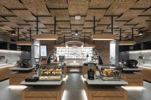 طراحی داخلی فروشگاه قهوه با استفاده از دیوارهای آجری