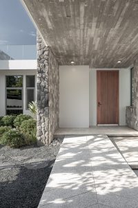 معماری ویلای مینیمال با استفاده از سنگ و بتن