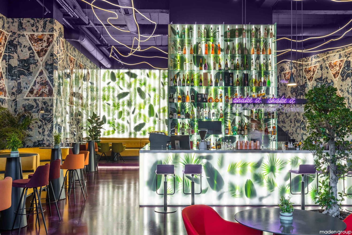 طراحی داخلی رستوران با استفاده از سه عنصر آثار هنری، رنگ و گیاهان