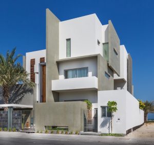 معماری ویلای مدرن ساحلی با نمای مینیمالیستی