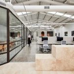طراحی داخلی دفتر کار با استفاده از سنگ تراورتن
