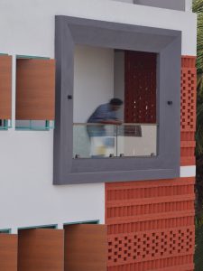 آجرهای سفالی و کفپوش های چوبی در بازسازی معماری آپارتمان مسکونی