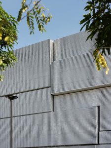 معماری مرکز تجربه مشتری BMW با نمای آلومینیوم