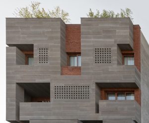 معماری مسکونی با نمایی ترکیبی از بتن و آجر