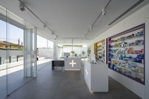 گفتگو دیوارهای سفید و خلوص بتن اکسپوز در معماری داروخانه