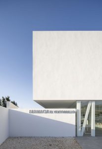 گفتگو دیوارهای سفید و خلوص بتن اکسپوز در معماری داروخانه