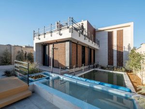 معماری ویلای مدرن پنج‌ دری با نمای آجری