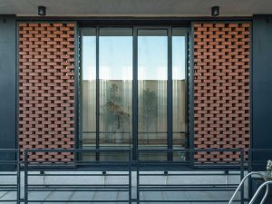 معماری ویلای مدرن پنج‌ دری با نمای آجری