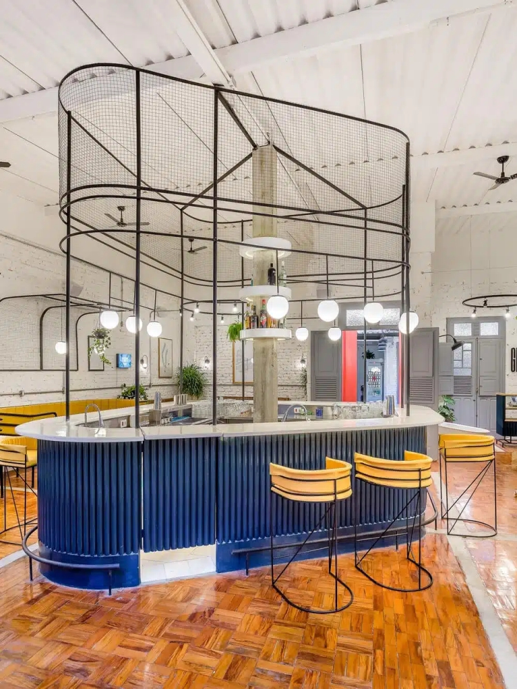 طراحی داخلی رستوران مدرن با حفظ المان های گذشته