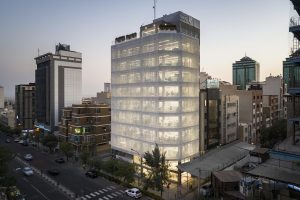 بازسازی نمای ساختمان اداری با استفاده از پوسته آلومینیومی