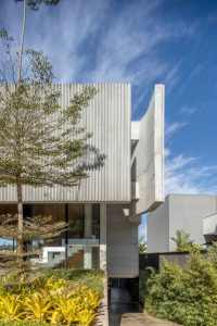 معماری ویلایی مدرن با نمای بتنی مینیمال
