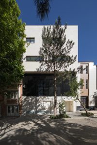 معماری مدرن مسکونی با تاکید بر عنصر فضایی حیاط در معماری ایرانی