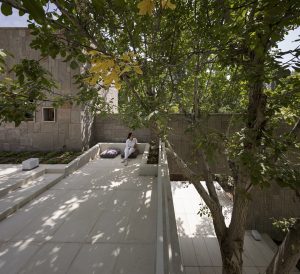 معماری مسکونی خانه میان دو گردو اثر دفتر معماری KAV