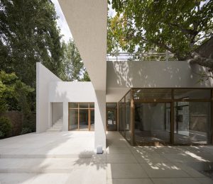 معماری مسکونی خانه میان دو گردو اثر دفتر معماری KAV