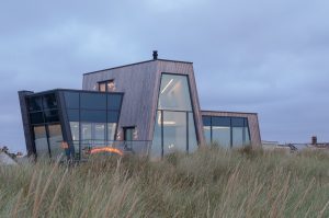 معماری ویلایی سنگی ساحلی با طراحی مدرن
