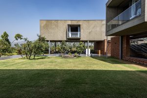 ترکیب آجر و بتن در معماری خانه ویلایی