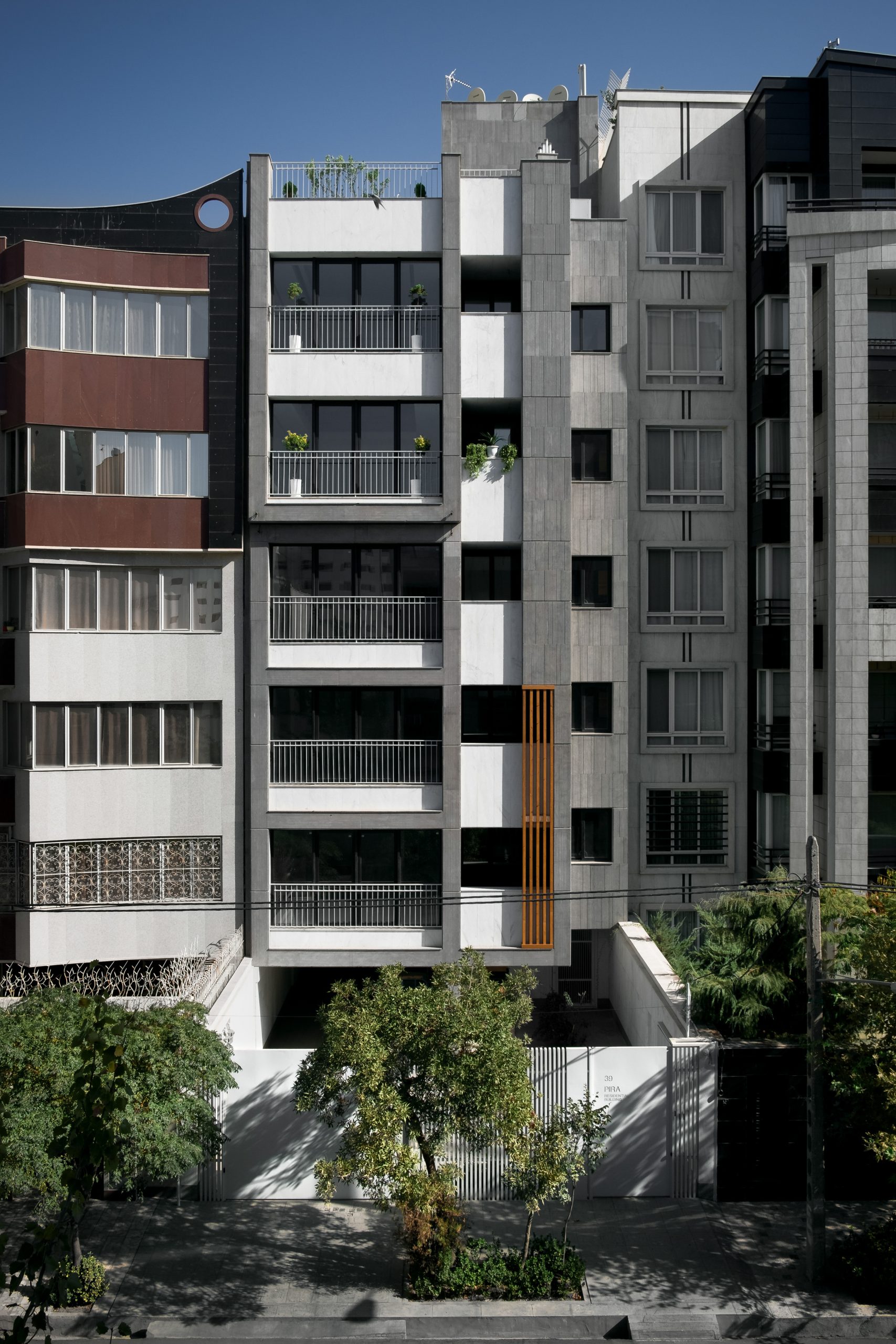 بازسازی آپارتمان مسکونی پیرا با نمای مدرن