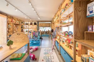 دکوراسیون فروشگاه پوشاک کودکان با استفاده از چوب