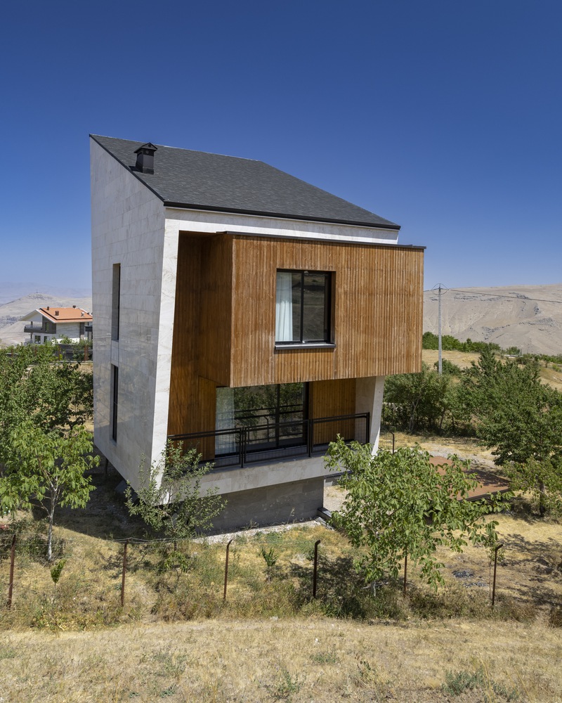 معماری خانه باغ ابرا با ترکیب فرم و حجم در نما