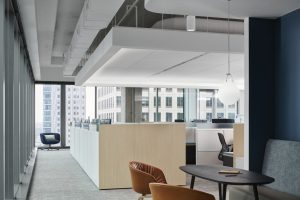 استفاده از چوب و القا گرما در طراحی داخلی دفتر کار