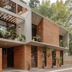 معماری مسکونی با نمای بتن و آجر سفالی