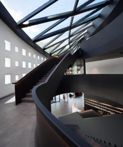 شیشه و فلز در معماری ساختمان اداری