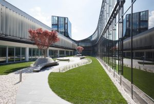 شیشه و فلز در معماری ساختمان اداری