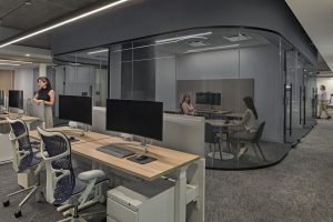فضایی سیال در طراحی داخلی دفتر کار