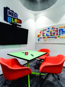 تفکیک بخش ها با استفاده از رنگ در دکوراسیون داخلی دفتر کار