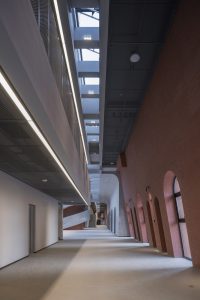 معماری ساختمان صنعتی با نمای آجری